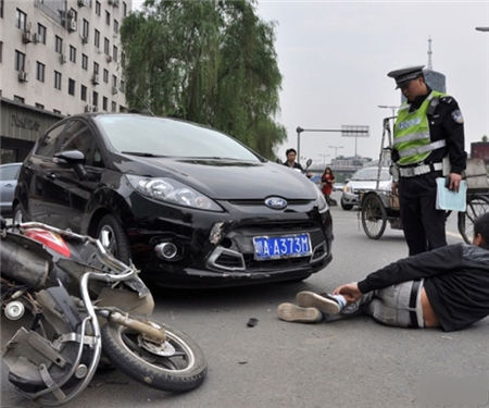 停車接電話 男子導致電動車三連撞