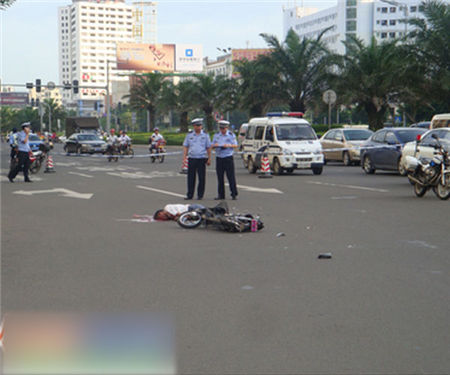 停車接電話 男子導致電動車三連撞