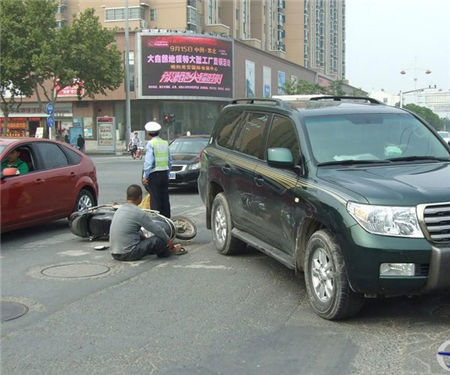 停車接電話 男子導致電動車三連撞