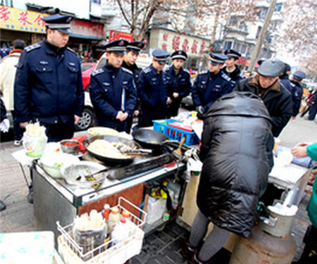 城管進行接到整治遭攤販阻攔引發群體對峙