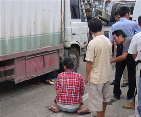 女童被撞父親跪地攔車無人停