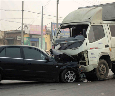 女童被撞父親跪地攔車無人停