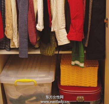 储物箱巧妙分割衣柜空间