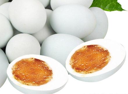 如何讓鹹鴨蛋出油多？怎樣快速醃製流油的鹹鴨蛋