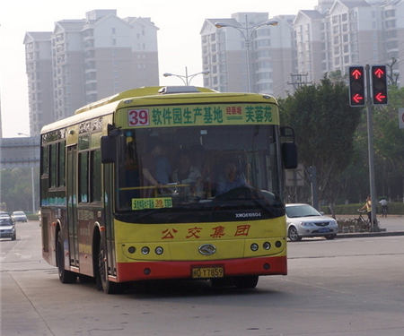 女乘客拎5个油桶上车 司机报警才知是尿