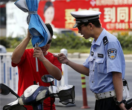 电动自行车加装遮阳篷  危险又违法