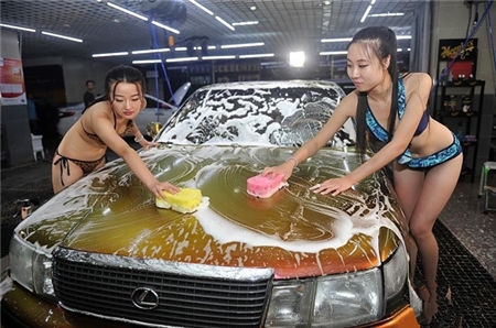 比基尼美女洗车亮相太原 北京叫停