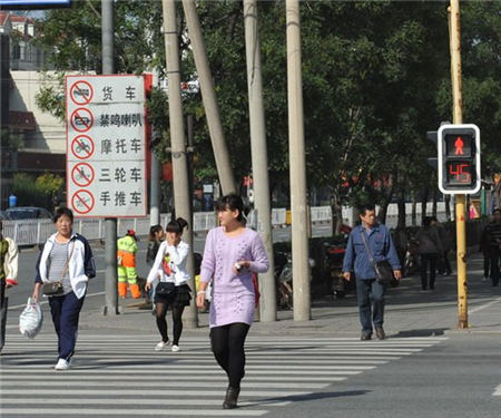 長沙：行人闖紅燈“罰站”20分鍾美女中招