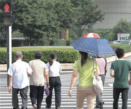 長沙：行人闖紅燈“罰站”20分鍾美女中招