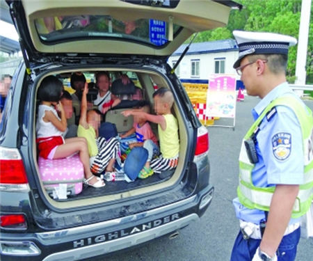 5座越野車足足裝下11人 後備箱塞5個孩子