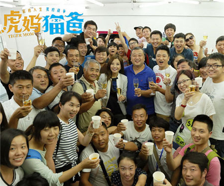 赵薇董洁重回校遭搭讪 佟大为忙