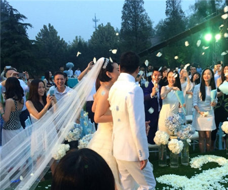王中磊补办婚礼宋丹丹抢到捧花
