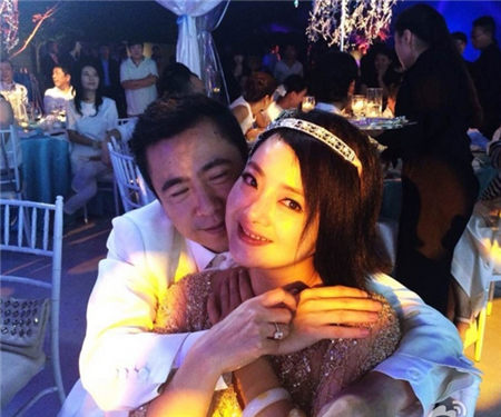 王中磊补办婚礼宋丹丹抢到捧花