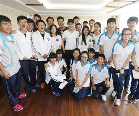 黄晓明回母校探望遭学生疯狂围堵