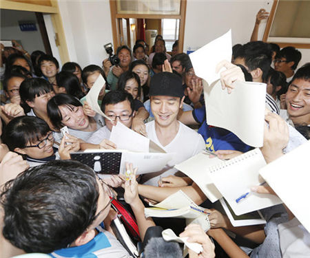 黄晓明回母校探望遭学生疯狂围堵