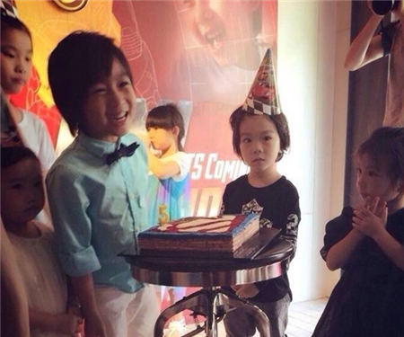 林志颖与娇妻为kimi办5岁生日派对
