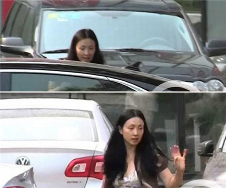 小陶虹腰腹丰腴素面朝天带女儿做按摩