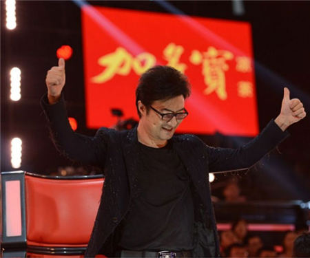 导师组冠军战频现意外 汪峰竟唱错歌