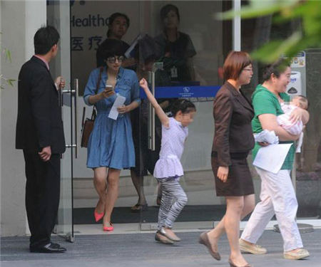 马伊琍遮面会友 火急火燎出门险摔倒