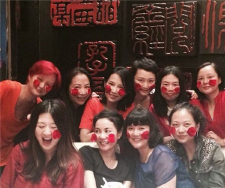 锋菲缠绵多时:女方主动索吻躺大腿