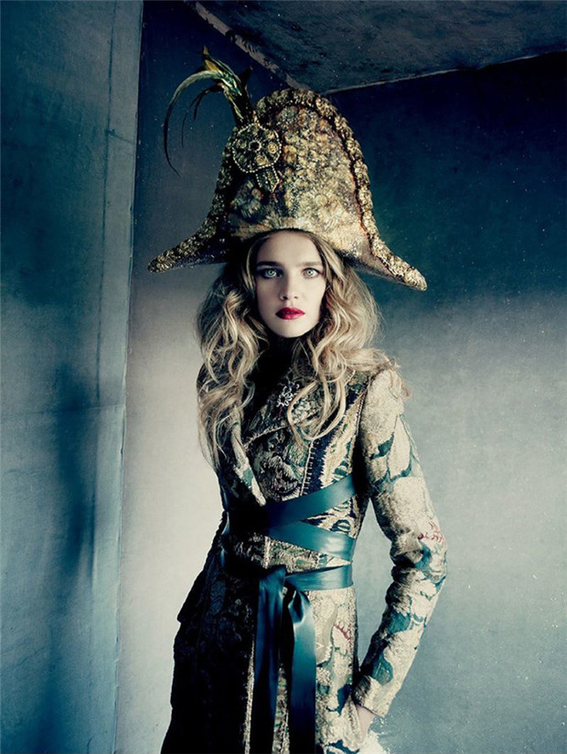 Natalia Vodianova《Vogue》2014年12月俄罗斯版