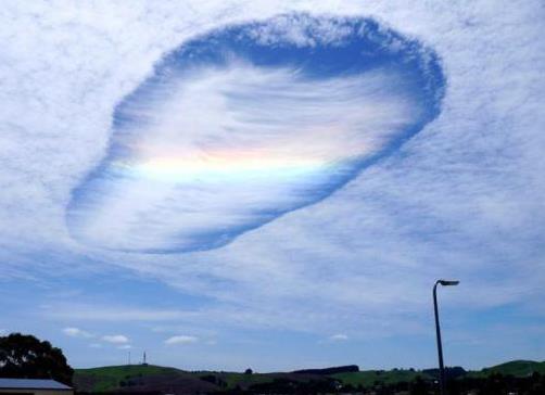 澳大利亞天空現“彩虹雲洞”奇觀 似神秘通道