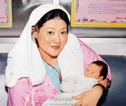 明星为爱未婚生子还是落得婚姻失败