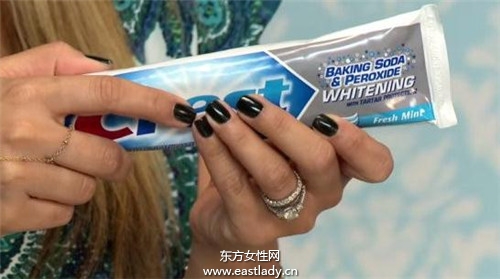 那么神奇 指甲油卸不干净用牙膏卸就对了