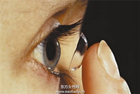 惊 隐形眼镜沾到水 她差点失明了