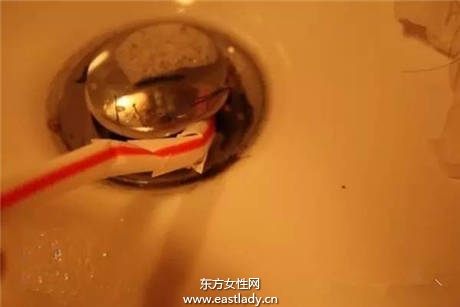 排水管被頭發堵住？一根小吸管解決你煩惱！