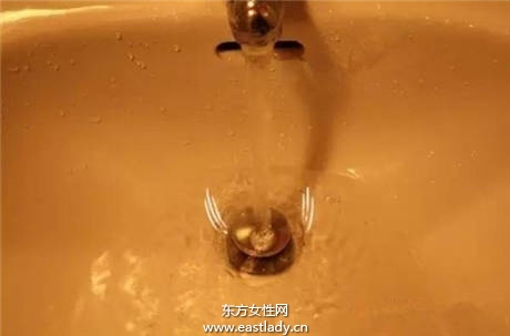 排水管被头发堵住？一根小吸管解决你烦恼！