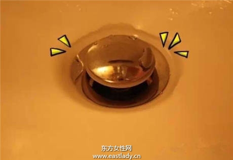 排水管被頭發堵住？一根小吸管解決你煩惱！