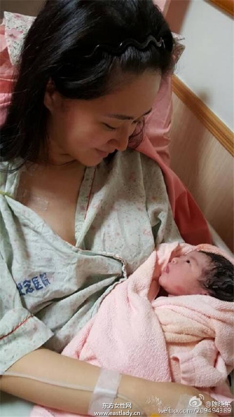 陳曉東的老婆王妤嫻抱著二女兒