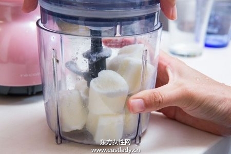 简单几步骤做出可口美味布朗尼冰沙