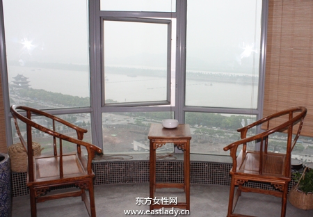 窗外是一曲湘江，汪涵时常坐在这里同好友品茶论道