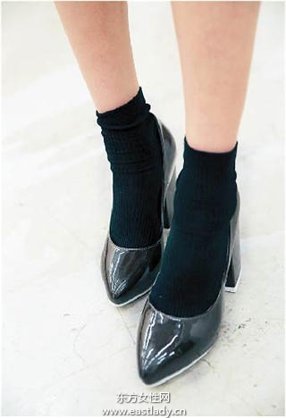 袜子搭配高跟鞋将成为流行新风尚？