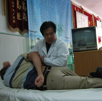 如何处理腰扭伤,正确认识和应对急性腰扭伤