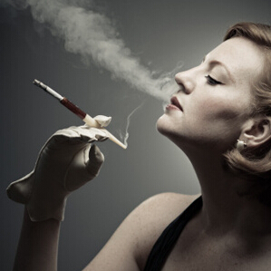 抽烟导致更年期,女性常抽烟会提早更年期