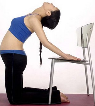 瑜伽的好处,椅子瑜伽消除劳累与腰腹腿肥胖