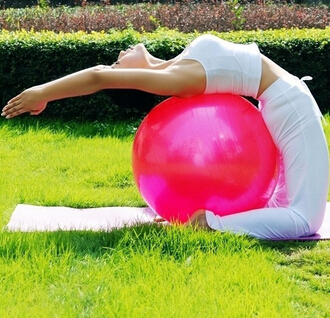 练习瑜伽的好处,练瑜伽球轻松塑造完美身材