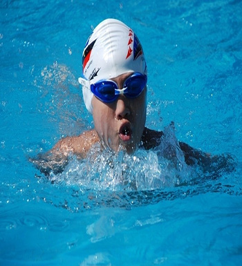 游泳耳朵进水怎么办  预防游泳耳朵进水的方法