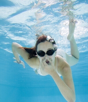 游泳的注意事项,夏日游泳别忘护理头发
