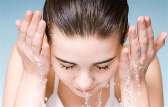 冷水热水洗脸的好处和坏处的详细介绍