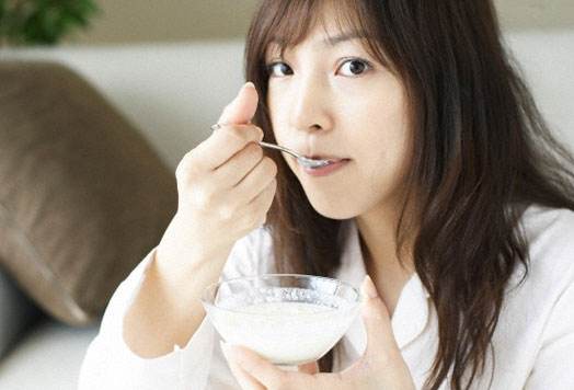 女性喝酸奶的好处 酸奶能有效的预防妇科感染