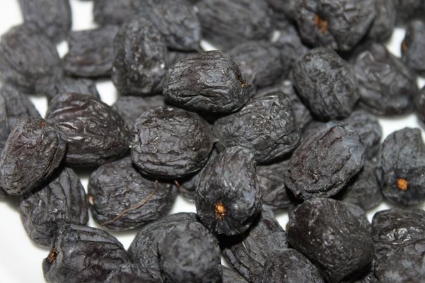 经常食用黑枣的功效有哪些 在食用黑枣时要注意什么