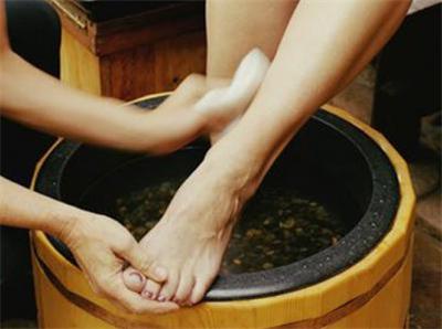 每天坚持泡脚有什么好处 用什么泡脚效果最好