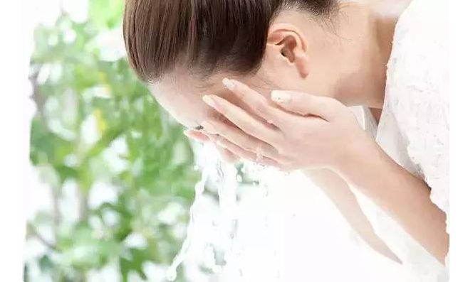 早上用什么洗脸最好 洗脸时要注意什么事项