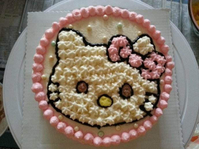 日常生活中自制蛋糕的做法  这个hello Kitty蛋糕很好学哦
