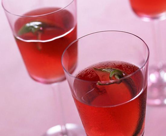 草莓酒的功效有哪些 补气健胃及生津止渴