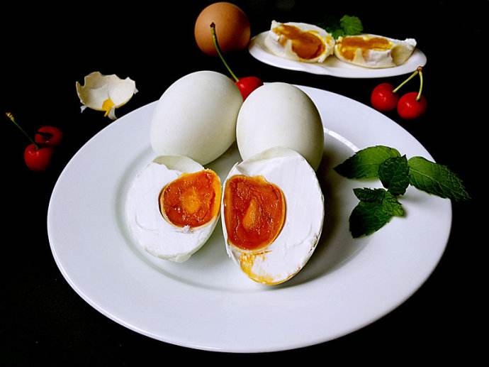 几种腌咸鸭蛋的方法让你做出咸度合适口感独特的咸鸭蛋